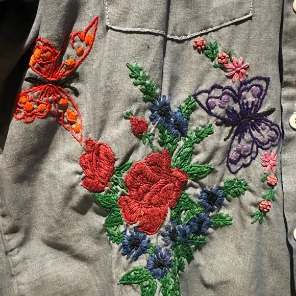 Embroidered Floral Women's Shirt - Picture 7 of 10